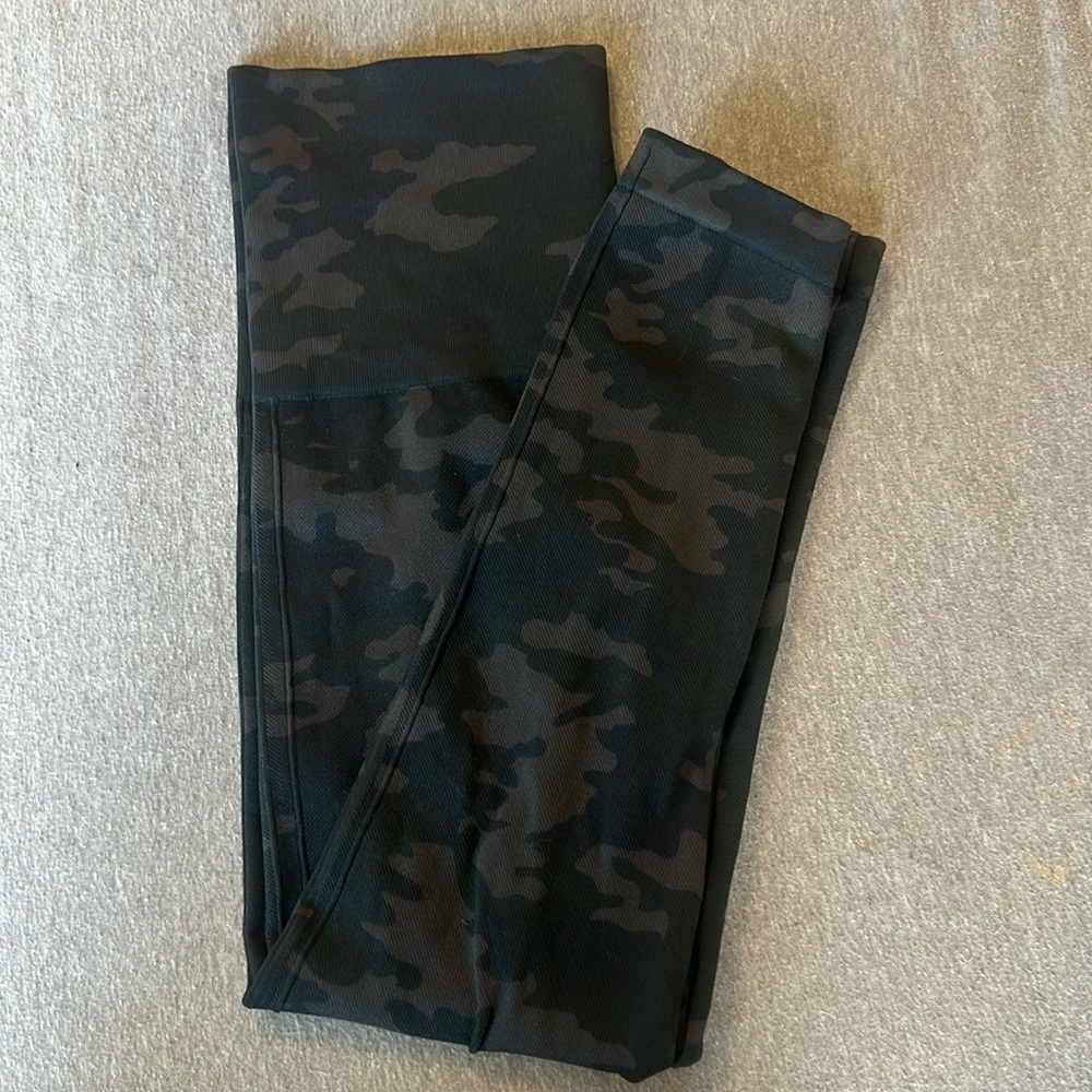 Size medium camo spanx leggings